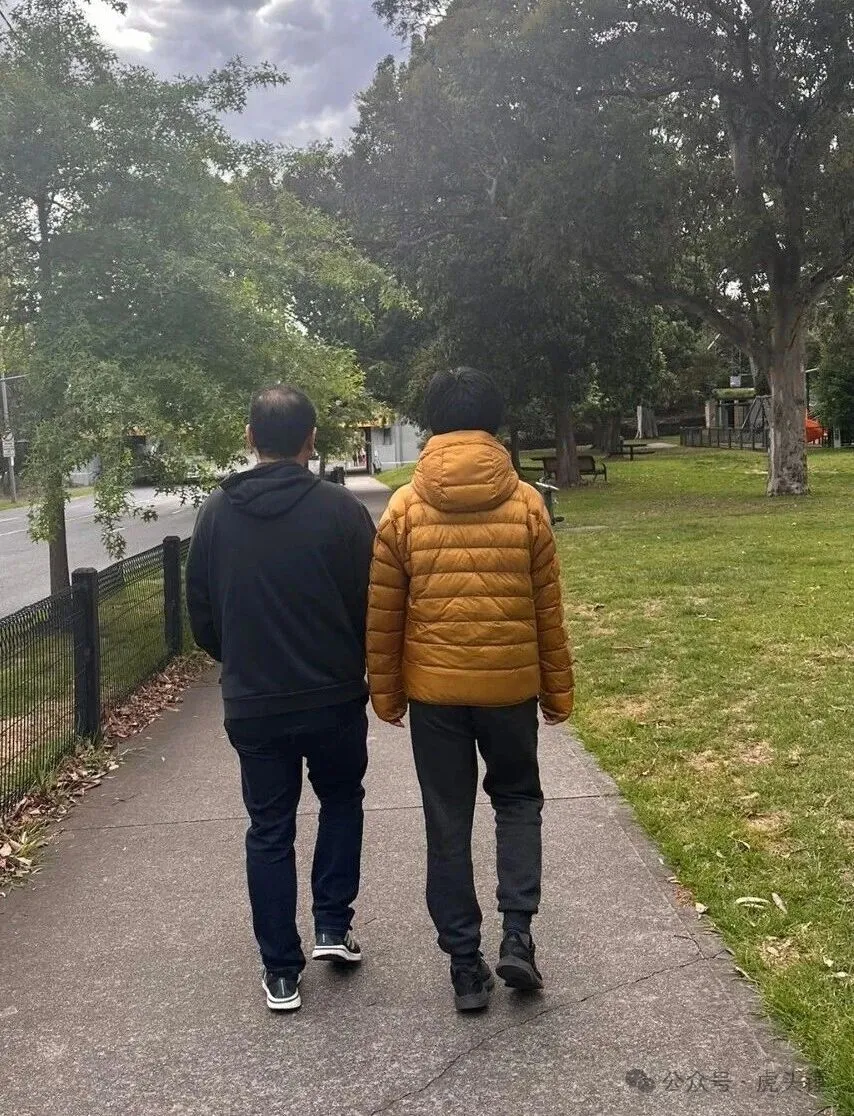 明哥与儿子并肩散步